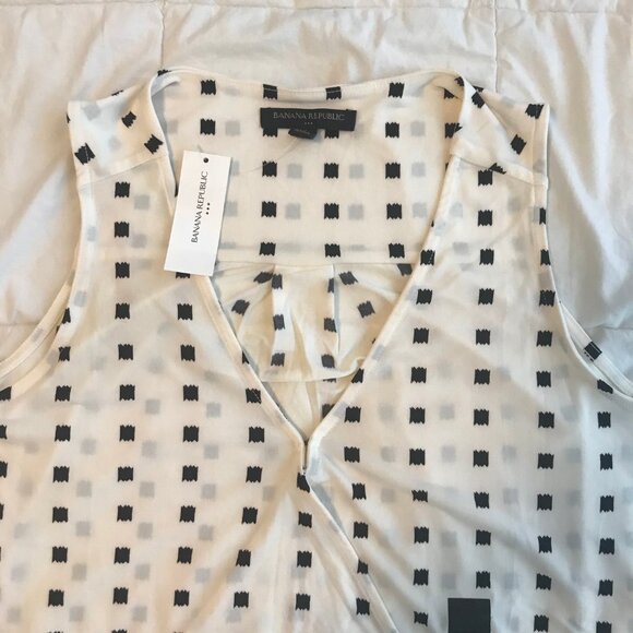 Lovely Banana Republic V-Neck Top in Size Small NWT - Picture 6 of 7